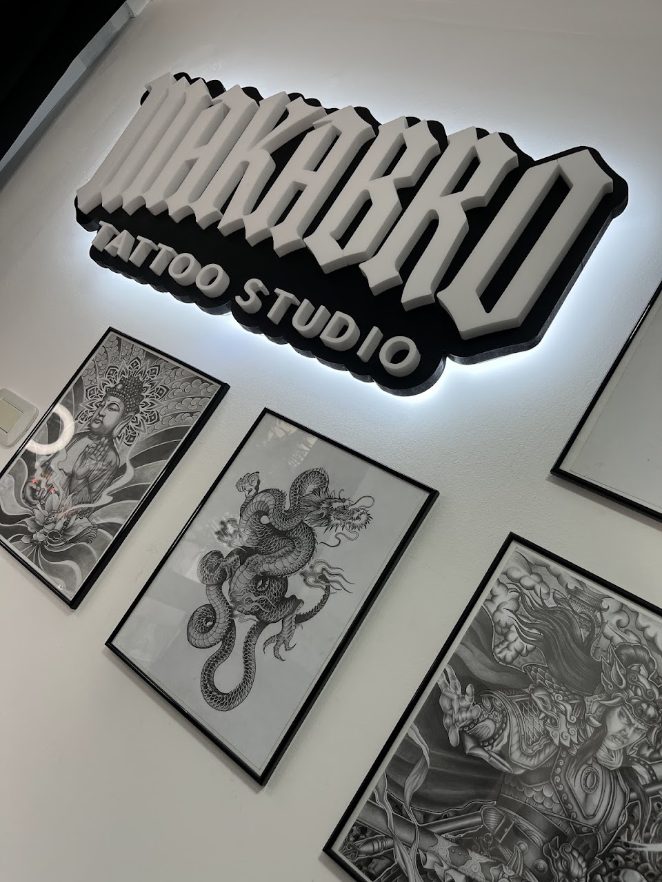 Cartel iluminado Makabro Tattoo Studio